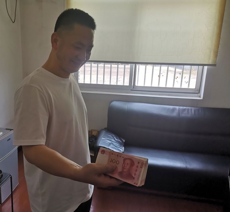 點贊！拾金不昧好的哥 萬元現(xiàn)金物歸原主