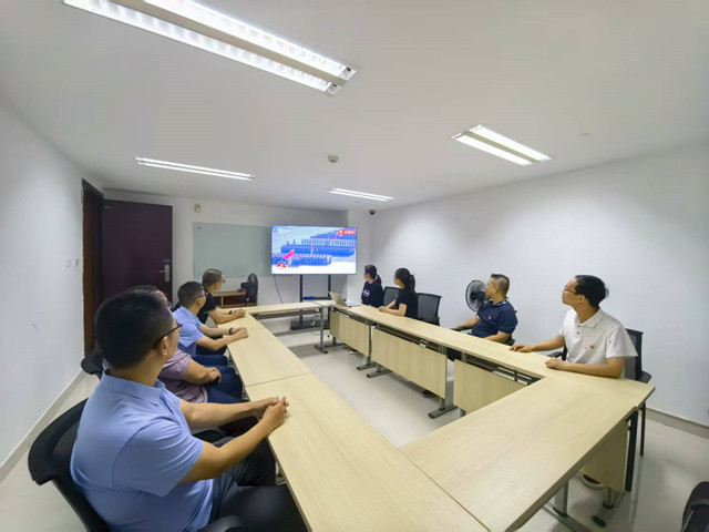 6常運集團(tuán)藍(lán)海豚商旅組織職工觀看紀(jì)念中國人民抗日戰(zhàn)爭暨世界反法西斯戰(zhàn)爭勝利80周年閱兵式直播1_副本